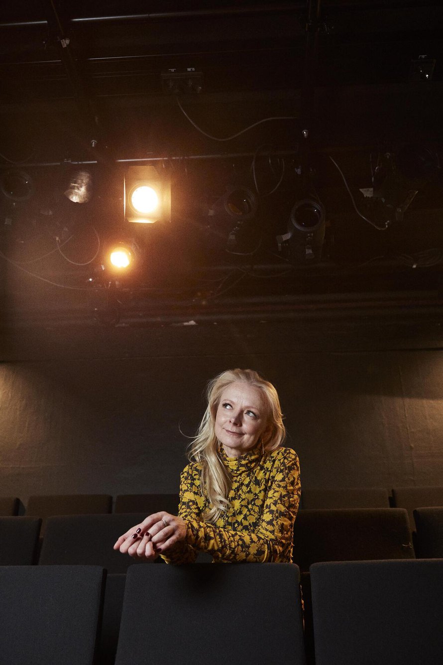”Rakastan kirjallisuutta ja teatteria eri syistä. Yhteistä on, että ne molemmat mahdollistavat itsensä ja maailman tarkastelun fiktiivisten hahmojen kautta.”