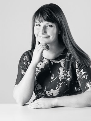  Elina Tanskanen on 40-vuotias erityis­tason seksuaali­terapeutti. Hän asuu Helsingissä puolisonsa ja kahden lapsensa kanssa. Yhdeksän yhteisen vuoden jälkeenkin Tanskaset jatkavat tapaa, joka syntyi suhteen alussa: he käyvät arkisin kahdestaan aamiais­treffeillä.