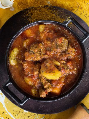 Somalialaisessa lammaspadassa zabissa on koko ateria yhdessä astiassa. Lihan voi viipaloida   tai kuutioida.