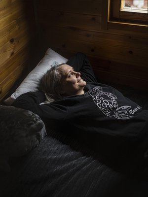 Isän suvun löytyminen oli Kirstille merkittävä asia. ”Ikiaikainen tunne ulkopuolisuudesta on väistynyt. Riitän tällaisena.”