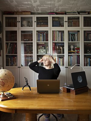 Helena toimii Vistot nakut ja kolot knapsut -ryhmän rojaltivastaavana. Leikkimielistä pestiä varten on hankittu tietysti myös tiara. 