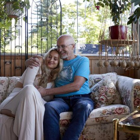 Oona ja Taavi Kassila asuvat maailmalla ja tapaavat muutaman kerran vuodessa. Silloin isä ja tytär viettävät monta päivää yhdessä. ”Juttelemme luovista töistämme, käymme kuntosalilla ja kävelemme luonnossa”, Taavi sanoo.