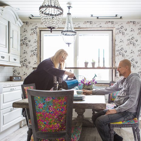 Sisustuskirjai­lija Ilona Pietiläisen, 38,  ja kirvesmies Janne Pietiläisen, 44,  perheeseen kuuluvat 9-vuotias Pietu-poika sekä Neilikka-koira. Keittiön seinillä kukkivat Boråsin tapetin ruusut. Väriä tuovat tuolit, joiden kangas on Intiasta. Harmaa pöytä on kierrätyspoppelia.