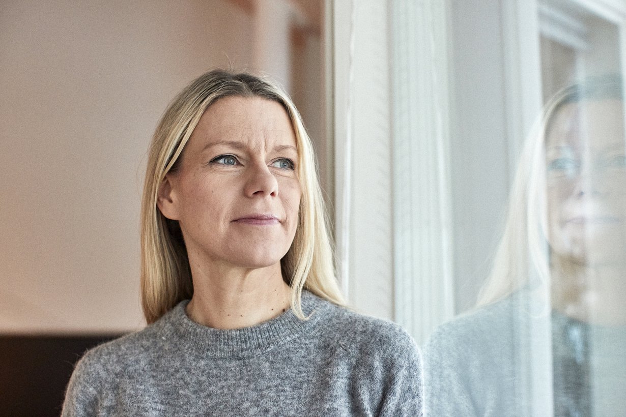 47-vuotias Helsingin Sanomien vastaava päätoimittaja asuu Helsingissä 12- ja 14-vuotiaiden tytärtensä ja kolmen koiransa kanssa. Erja on vastikään aloittanut rengastrapetsin alkeiskurssin. Roikkuessaan renkaasta pää alaspäin Erja ei voi ajatella mitään muuta kuin liikettä, jonka tekee. Se tuntuu hänestä vapauttavalta.