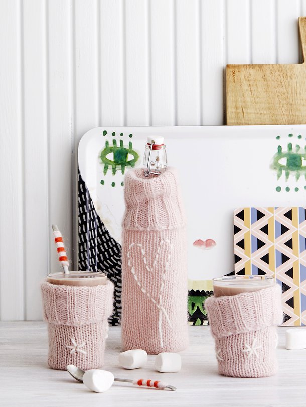 Tarjottimet, lusikat ja lattelasit ovat kuvausrekvisiittaa. Samantyyppisiä tarjottimia myy DonnaWilson.com, laseja ja lusikoita Ikea.