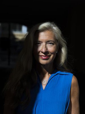 ”Isäni sanoi aina, että isän tärkein tehtävä on hemmotella tyttärensä niin piloille, ettei hän ota huonoa miestä. Vaikka Juhanin kanssa oli ongelmia, hän oli kuitenkin hyvä mies”, Clarisse Berggårdh sanoo. 