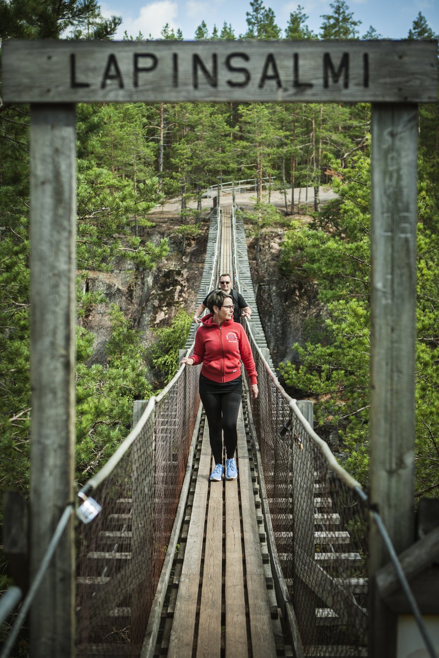 Anne Putkinen ja Kaj Ketonen ylittävät salmea Repovedellä.