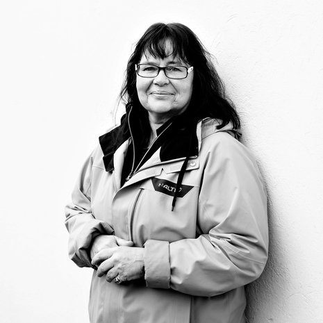”Kun sairaus iskee tai vuokra nousee, matalapalkka-alalla ikänsä työskennelleet eivät pärjää eläkkeellään. Heitä näkee aivan liian usein leipäjonossa”, Päivi Wilén sanoo.