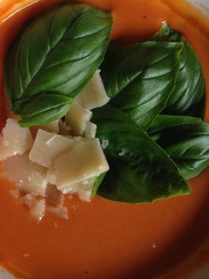 Ihanan täyteläinen tomaattikeitto on täydellinen ruoka: sitä on helppo valmistaa juhliin, ja se pelastaa arkiruokailun moneksi illaksi riittoisuudellaan.