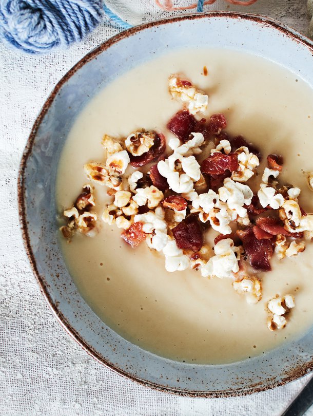 Keittolisukkeen seuraava taso: pekonipopcornit! Ripota ne sopan päälle ja napostele loput viltin alla.