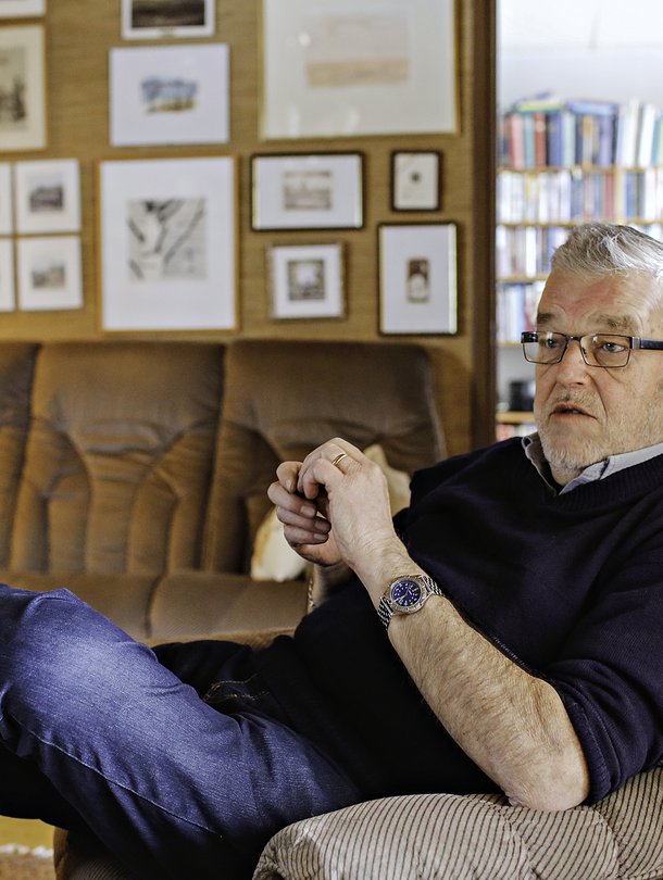 Matti J. Kuronen on 79-vuotias eläkkeellä oleva rovasti, perheneuvoja ja kirjailija. Hän asuu Lappeenrannassa vaimonsa Tellervon kanssa. Vaimonsa aivoinfarktin jälkeen hän on ollut kuusi vuotta tämän omaishoitaja. Vapaa-ajallaan hän pitää palvelukeskuksen tiloissa Tuonen tupa -nimistä kahvilaa, jossa keskustellaan kuolemasta elävästi. 