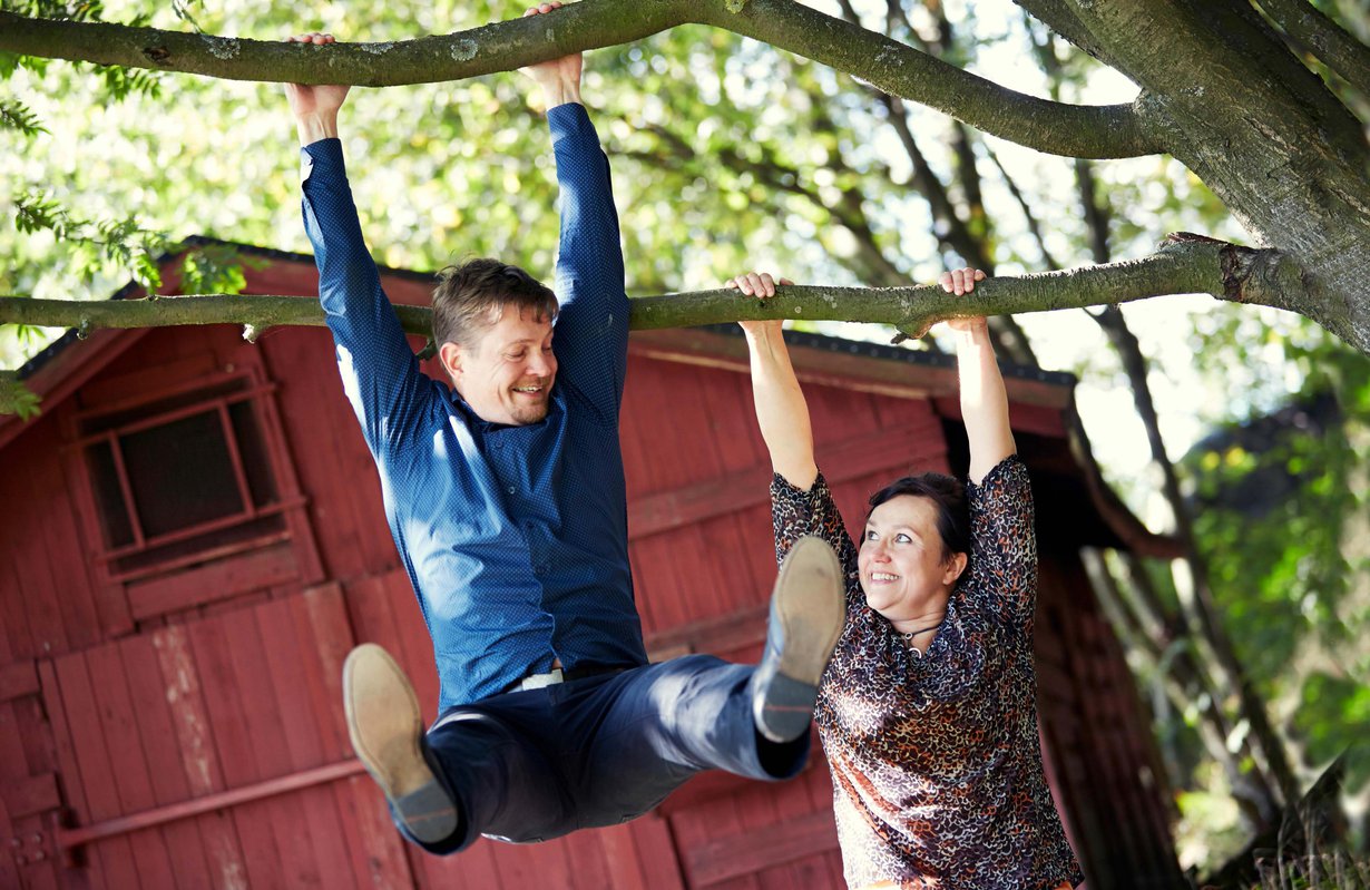 Mikko ja Katri Ojasella on neljä lasta. "Kun päätämme viettää aikaa ilman lapsia, menemme Nuuksion metsiin tai yöksi hotelliin."