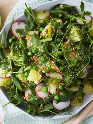 Perunasalaatti on buffetin kestosuosikki. Uusi versio yllättää vieraat.