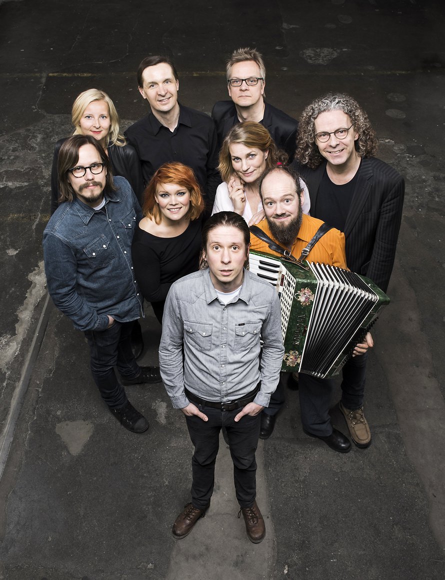 Heimo Hatakan 50-vuotisjuhlakonsertissa toukokuussa 2015 esiintyivät Anna Puu, Jonna Järnefelt, Jukka Leppilampi ja lauluyhtye Viisi. Hatakka itse on kuvassa takarivissä toinen vasemmalta.