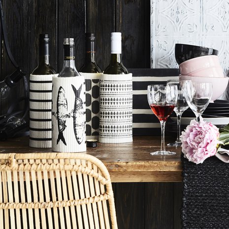 Rento mutta juhlava kattaus syntyy, kun sekoitat kuoseja ja pidät värimaailman niukkana. Mustavalkoista raikastaa pihalta noukittu pinkki pioni.