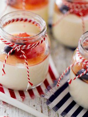 Koristele pannacotta tuoreilla marjoilla ja yrteillä.