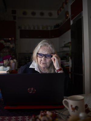 Tuula Visa, 80, auttaa vapaaehtoisena ihmisiä, jotka ovat joutuneet rakkaushuijausten uhreiksi.