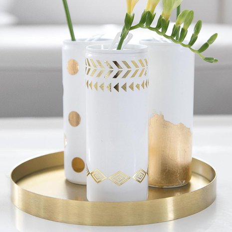 Kolmesta kapeasta energiajuomatölkistä saat siroimman maljakkoryhmän. Isompiin tölkkeihin mahtuu reilummin kukkia.