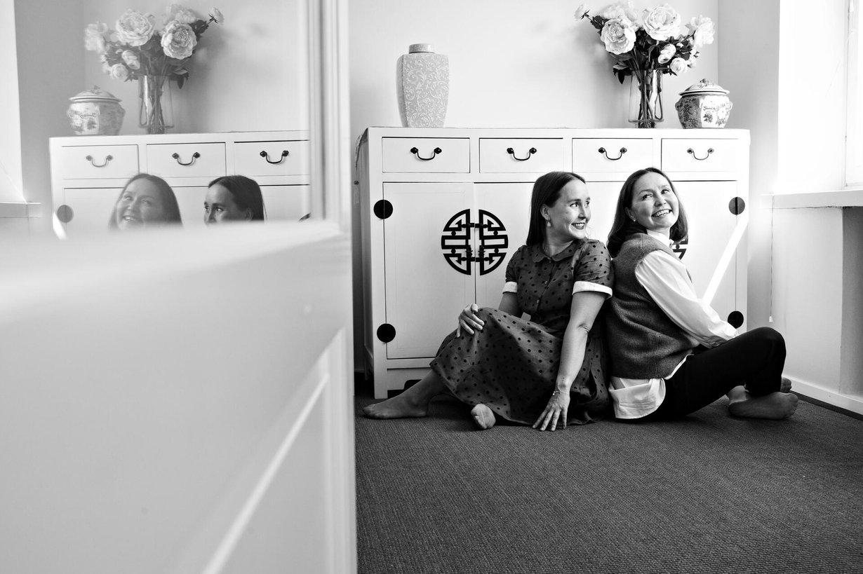 Lotta ja pappa -kaksikosta tuttu Lotta-Sofia Saahko asui Taina-äidin ja isän työn vuoksi melkein koko lapsuutensa ulkomailla. ”En koskaan halua omaa perhettä. Ehkä ulkomaanvuosien takia me lapset emme ole tottuneet sitoutumaan”, Lotta miettii.