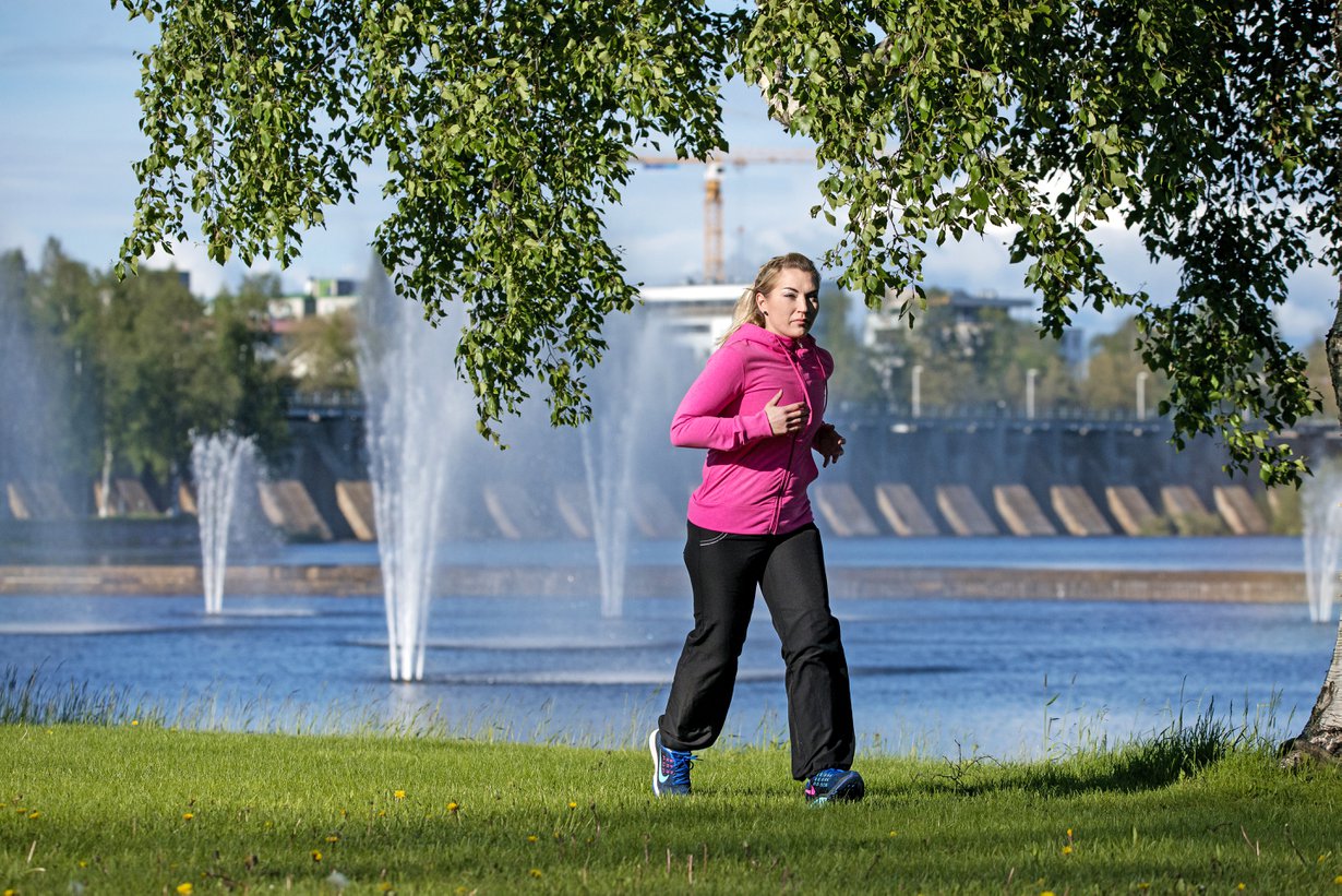 Oululainen Krista Ojala, 36, opiskelee äidinkielenopettajaksi. Hänen perheeseensä kuuluvat puolison lisäksi 15-, 14- 11- ja 8-vuotiaat pojat sekä 5-vuotias tyttö. Krista juoksee mielellään ja kirjoittaa runoja.
