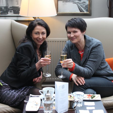 Kuvassa Riikka (vas.) ja Salla skoolaavat kirjanjulkistamistilaisuudessa vuonna 2012 . Viime vuonna he lupasivat kohottaa samppanjamaljat sitten, kun Riikka on terve. 