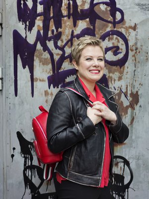 ”Peilistä katsoo nyt aivan uusi tyyppi! Punainen onkin aina ollut suosikkivärejäni”, Maria Ljungberg iloitsi muuttumisleikin jälkeen.