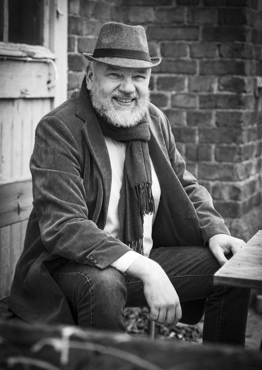 Tuomas Airola on 58-vuotias sellisti, taiteilija, tangolaulaja ja taksiautoilija. Hän on näytellyt palkitussa elokuvassa Taulukauppiaat (2010), opiskellut klassista musiikkia Gdanskissa, Turussa ja Varsovassa sekä esiintynyt tango-orkesteri Guardia Nuevan solistina. Hän on kotoisin Suolahdesta ja asuu Helsingissä. Perheeseen kuuluu viisi lasta: Oona, Anna, Laura, Sara ja Aaro.