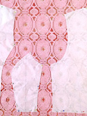 Leikkaa kaksinkertaisesta pitsikankaasta etu-, etusivu- ja takakappale. Leikkaa etukappale taitteelta.