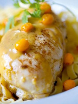 Kirpeä tyrni sopii broilerin seuraan.