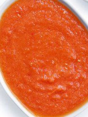 Tarjoa tomaattisoosia vaalean lihan tai kalan kanssa.