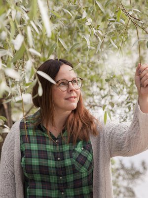 Hanna-Leena on 39-vuotias ranskan kielen opettaja, joka asuu Tampereella ja on töissä päiväkodissa. Perheeseen kuuluvat 15-vuotias poika ja 12-vuotias tytär. ”Nyt tunnen, että riitän tällaisena kuin olen. Että olen sittenkin ihan hyvä äiti”, Hanna-Leena sanoo.