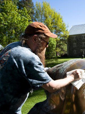 ”Omistaminen ei kiinnosta. Käytän vaatteita, jotka ostan rautakaupasta tai kirpputoreilta”, Jean Ramsay sanoo. Äidille ja isälle Jean ehti sanoa rakastavansa heitä.