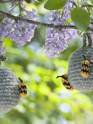 Ripusta virkattu valepesä terassille tai puutarhaan – paikkaan, johon ampiaiset tapaavat pesänsä tehdä.