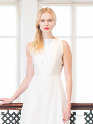 Hääpuvun Teemu suunnitteli ja kaavoitti opiskeluaikanaan. Ikimuistoinen ja rakas puku on yhä tallessa. Ohje Suuri Käsityö 1/2014.