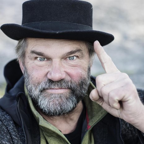 Kai Lehtinen muutti pandemian aikana Karjalohjalta Lappiin, jossa autteli kaveriaan talon rakentamisessa talkootöinä. Nyt Kai rakentaa jo toista taloa pojalleen.