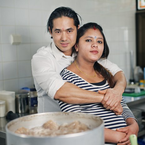 Jos Roel Olin vaimo Sonu Wagle Oli haluaa tavata miestään, hänen on tultava ravintolaan. Vauva syntyy kohta.