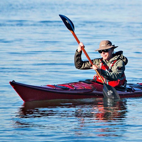 48-vuotias arkkitehti Okke Kiviluoto asuu Suomenlinnassa. Hän harrastaa kalastusta ja metsästystä sekä talvisin vapaalaskua ja seinäkiipeilyä.