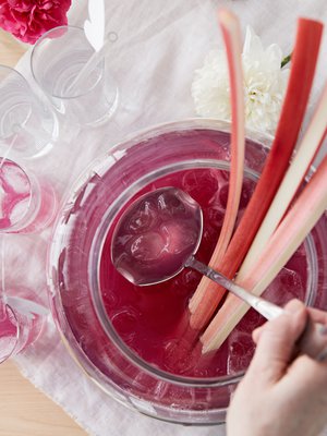 Raikasta raparperijuomaa kannattaa varata runsaasti.