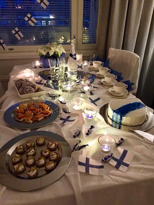 Perheeni kesken juhlittiin Suomen itsenäisyyspäivää suolapaloilla, itse leivotuilla donitseilla ja mustikkamoussekakulla.  - Heidi 