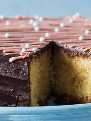 Yllätys! Suklaakuorrutteen alta paljastuukin keltainen kakkuihanuus.