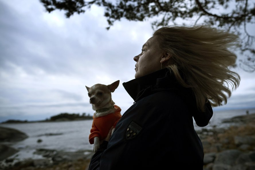 Mikaelan pieni Martha-chihuahua tykkää myös tuuliretkistä, mutta sadetta se inhoaa ja jää koiranilmalla kotiin.