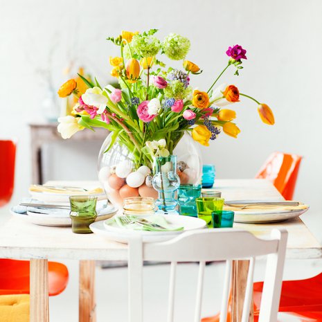 Kattaus on osa juhla-ateriaa: kaunis kukkakimppu ja omat lautaset jokaiselle ruokalajille riittävät.