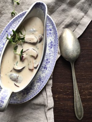 Sienikastikkeesta tulee helposti sopivan paksuista, kun sen suurustaa ohratärkkelyksellä. Kastikkeen resepti löytyy jutun lopusta.