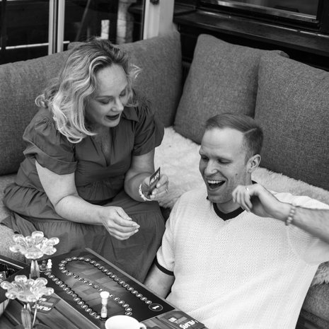 Sari Puumalainen ja Jon-Jon Geitel ovat molemmat näyttelijöitä. Jon-Jon on ollut kaksi vuotta naimisissa Sarin ja Risto Kaskilahden tyttären Saaran kanssa. Perhe viettää usein lautapeli-iltoja yhdessä. ”Olen onnekas, koska minulla on näin mahtava anoppi”, Jon-Jon miettii.