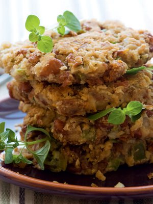 Papupihvit sopivat kasvishampurilaistenkin väliin. Saat vegaanipihvejä, kun korvaat munan reilulla ruokalusikallisella soijajauhoja ja 1-2 ruokalusikallisella vettä.