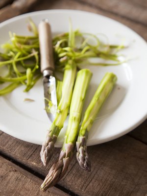 Jos haluat kuoria parsan, se käy kätevimmin kuorimaveitsellä.