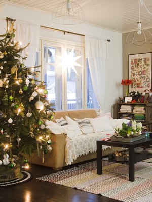 Katjan ja lasten joulukuusi saa joka vuosi ainakin yhden uuden koristeen. Niiden ripustaminen on etenkin 8-vuotiaan Eeron mielipuuhaa.