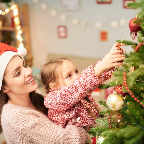 Kaksi kolmesta haluaa edelleen joulukuusen, mutta entistä useampi kelpuuttaa myös muovisen.