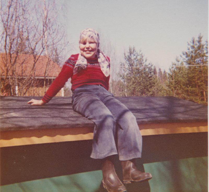 "Kesät Juupajoen mummulassa olivat onnellisia. Olen tässä noin 10-vuotias."