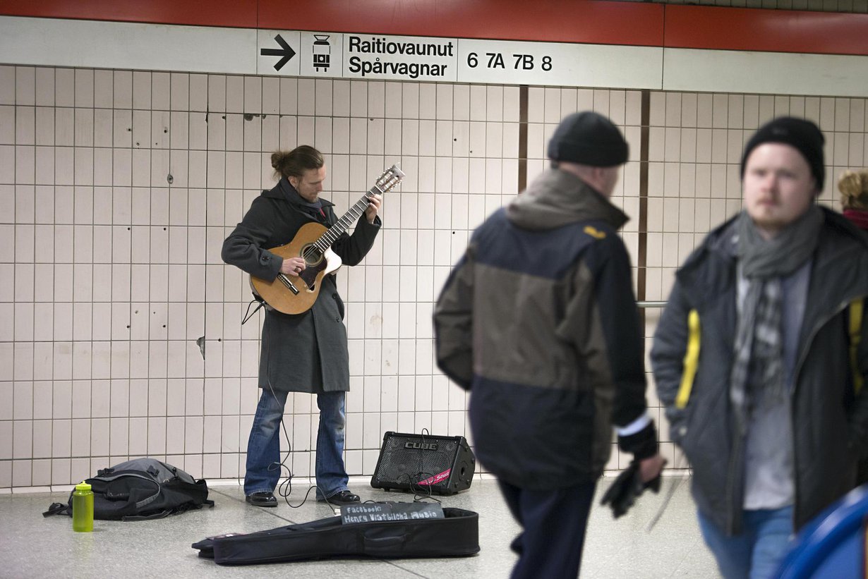 Henry Vistbacka, 32, soittaa usein Sörnäisten metroasemalla.